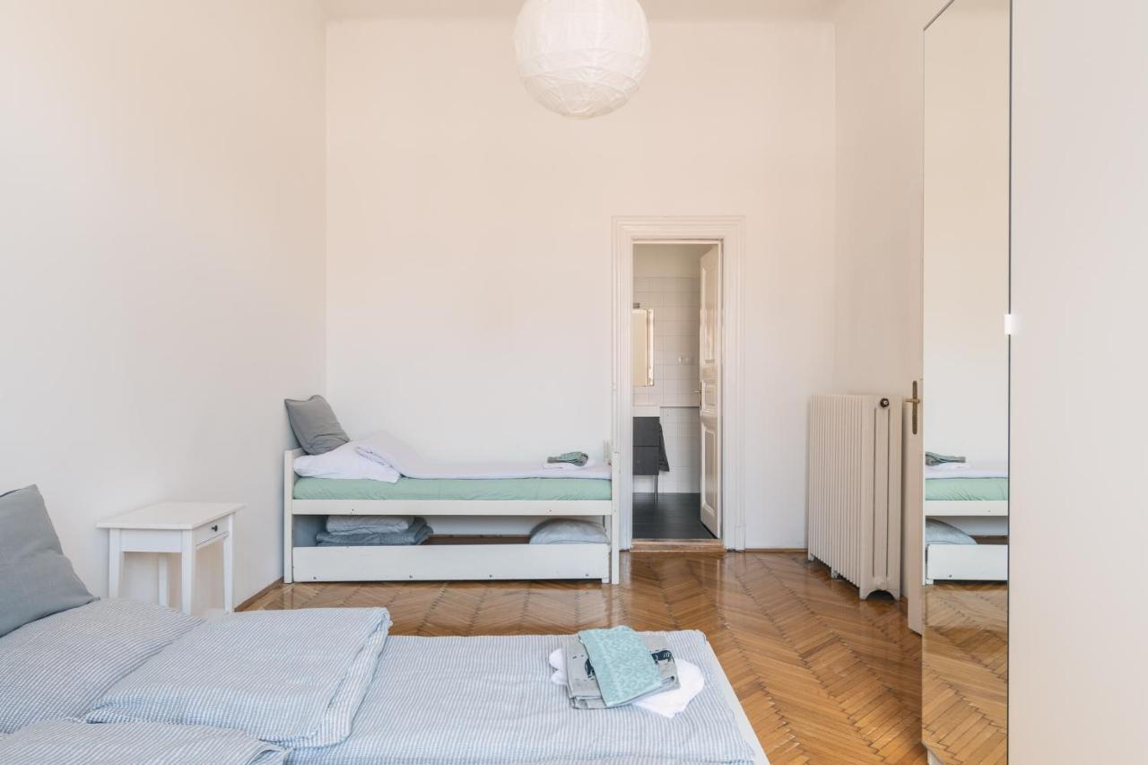 Sunny, Airy, Artsy & Authentic Loft With Balcony * Будапешт