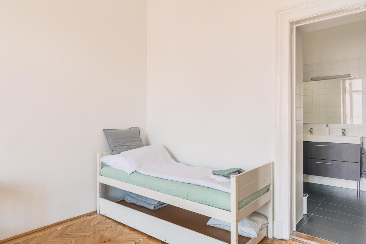 Апартаменти Sunny, Airy, Artsy & Authentic Loft With Balcony