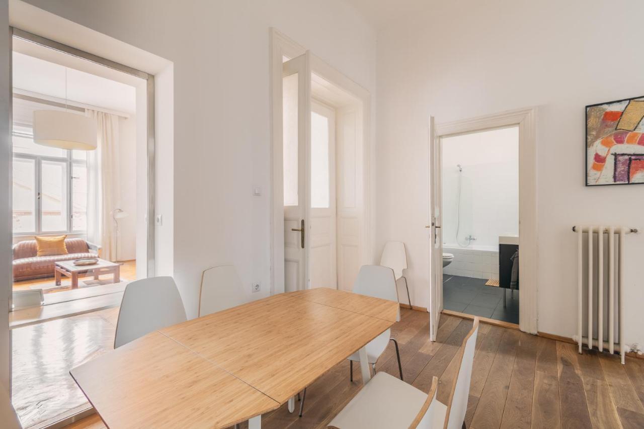 Sunny, Airy, Artsy & Authentic Loft With Balcony * Будапешт