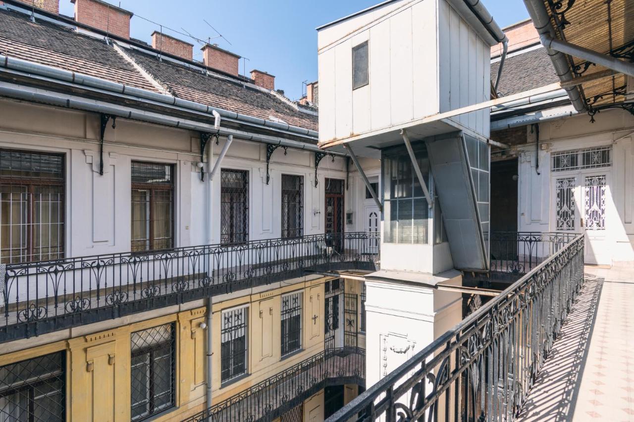 Апартаменти Sunny, Airy, Artsy & Authentic Loft With Balcony *
